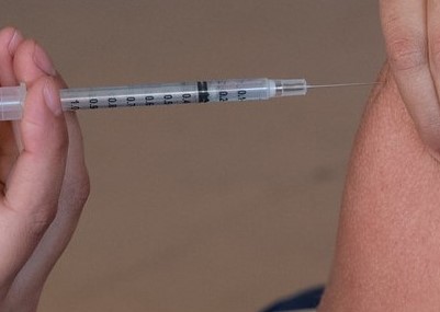 You are currently viewing Вакцинация в школах продолжается, подростки также могут получить прививку без записи в пунктах вакцинации