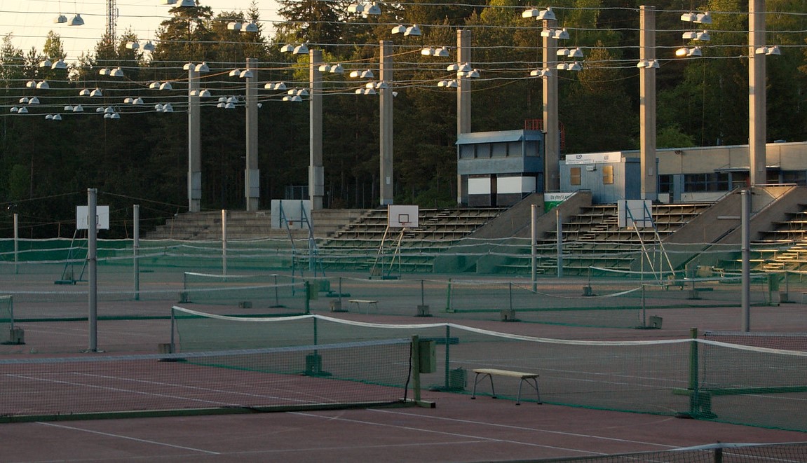 Read more about the article В течение летнего сезона через систему Вараамо можно забронировать время для игры в теннис на кортах Хельсинки