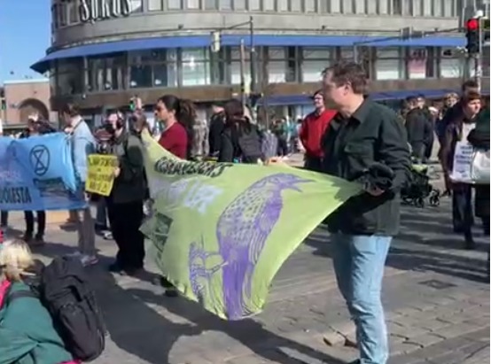 Read more about the article Полиция задержала экоактивистов Elokapina, перекрывших движение в центре Хельсинки