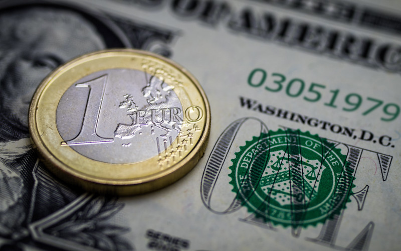 Подробнее о статье Исторический момент: курс евро сравнялся с курсом доллара