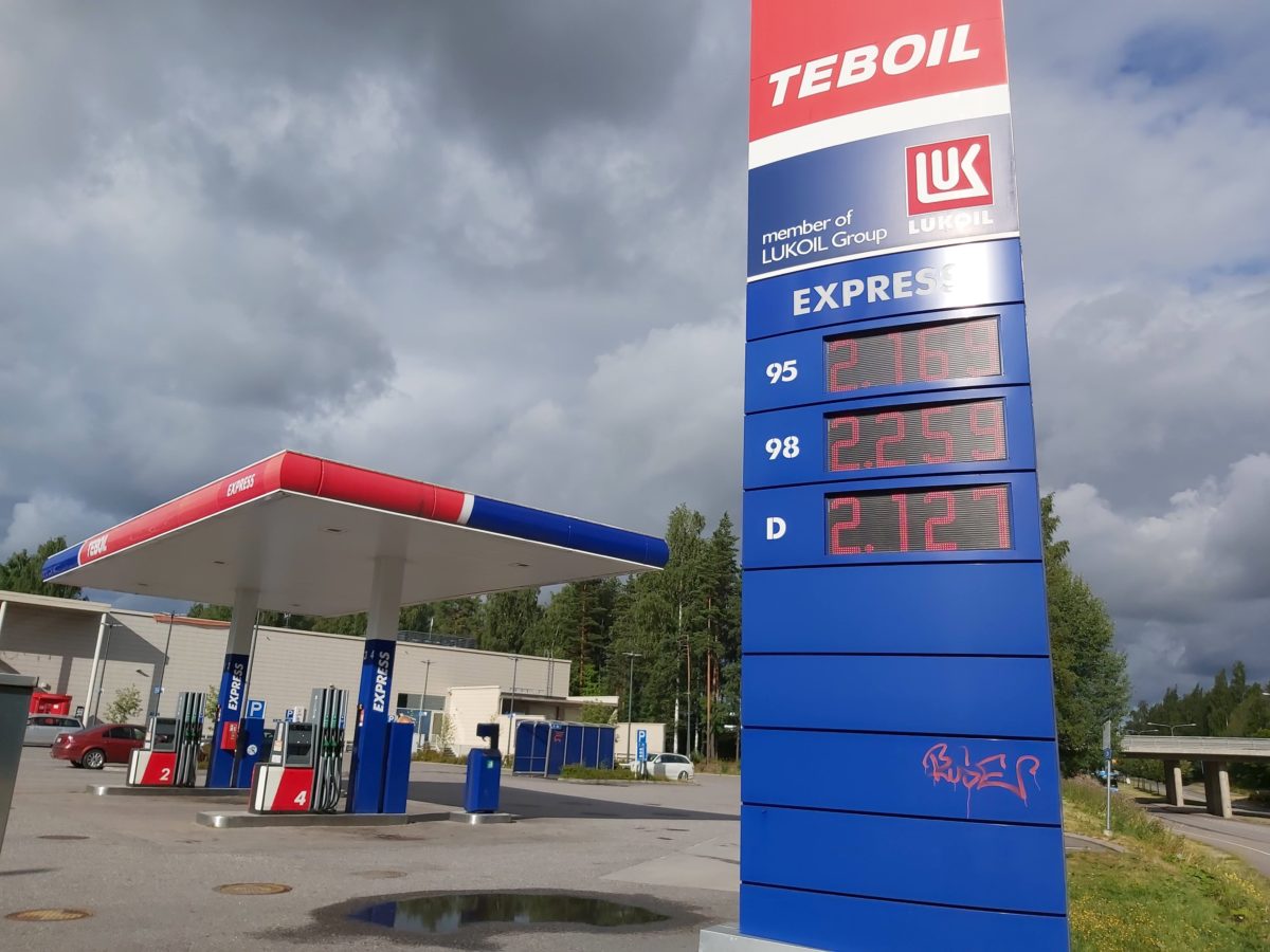 Read more about the article Топливо дешевеет: цена за литр бензина марки 95Е приблизилась к отметке 2 евро