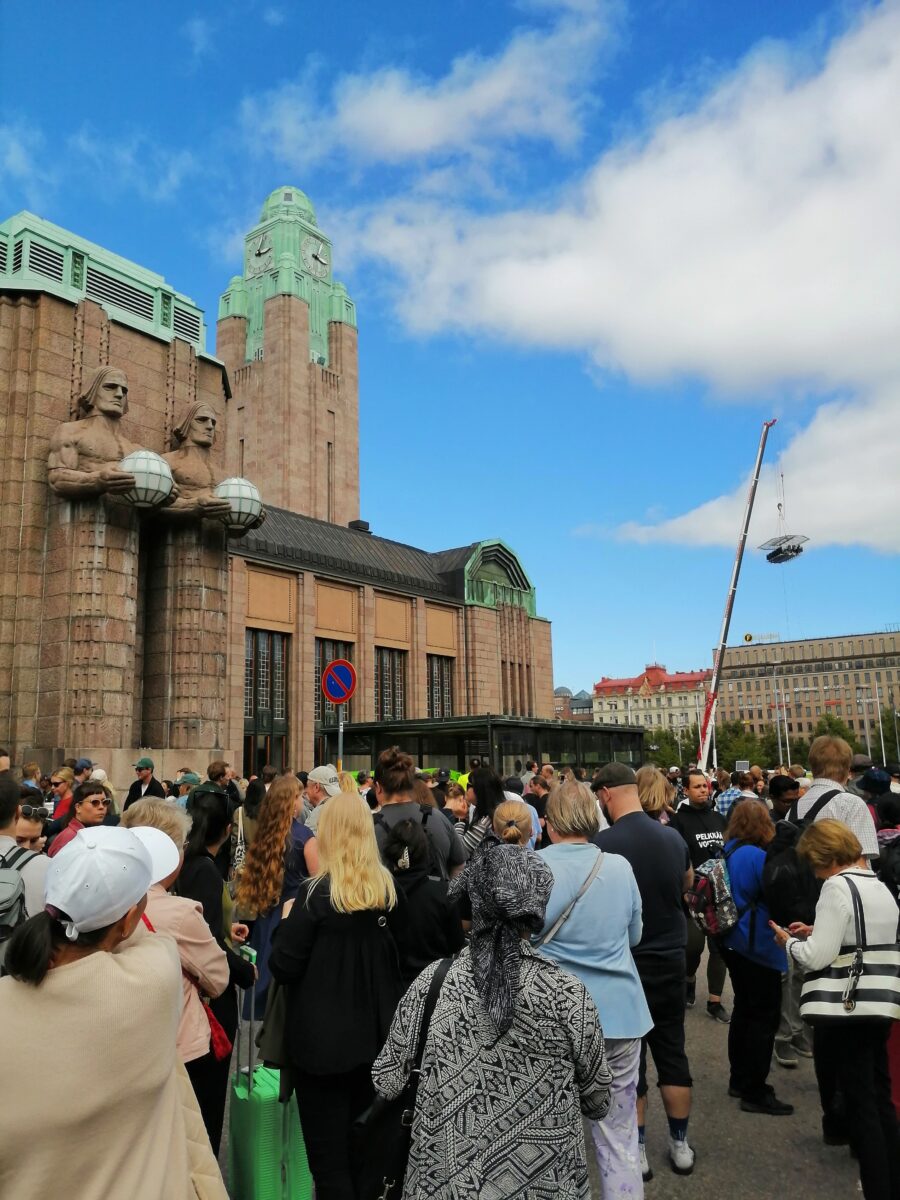 Подробнее о статье Колокольный звон на башне железнодорожного вокзала Хельсинки пришли послушать тысячи горожан