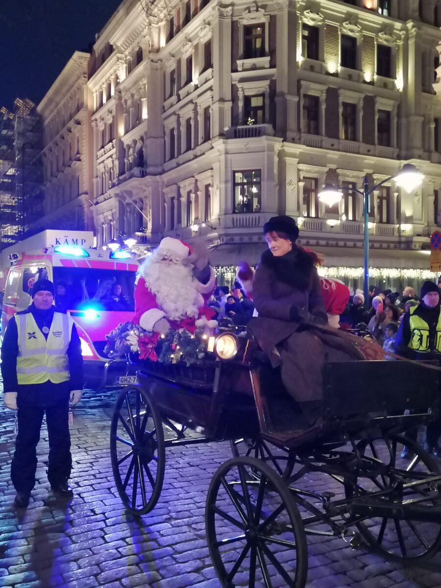 Подробнее о статье Рождественская улица столицы озарилась праздничными огнями