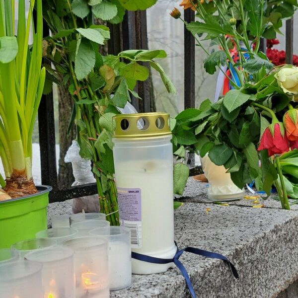 Жители Хельсинки несут цветы к посольству России