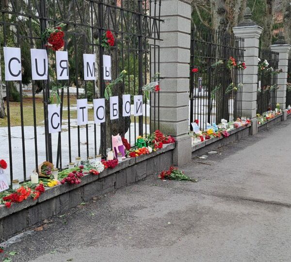 Жители столицы и ближайших городов продолжают приносить цветы к зданию посольства России в Хельсинки