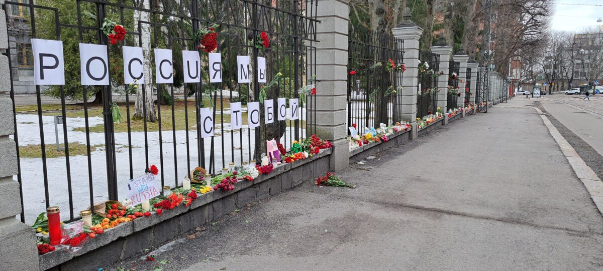 Подробнее о статье Жители столицы и ближайших городов продолжают приносить цветы к зданию посольства России в Хельсинки