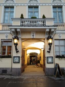 Вход в ресторан. Фото: Владимир Пищалев.