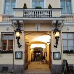 Вход в ресторан. Фото: Владимир Пищалев.