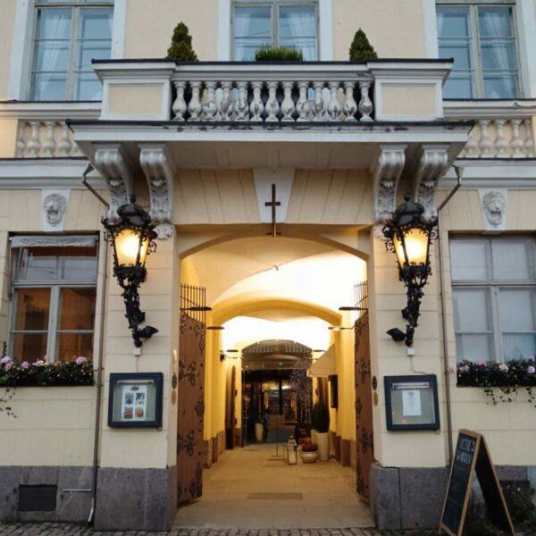 Вход в ресторан. Фото: Владимир Пищалев.